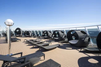 Эксклюзивная зона отдыха на верхней палубе на теплоходе MSC Fantasia