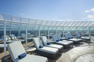 Солярий у бассейна The One MSC Yacht Club на теплоходе MSC Fantasia