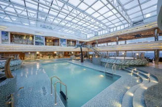 Крытый бассейн I Tropici с раздвижной крышей на теплоходе MSC Fantasia
