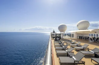 Эксклюзивная зона отдыха на верхней палубе на теплоходе MSC Lirica