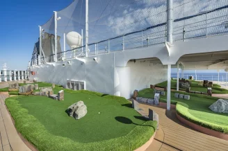 Зона мини-гольфа на теплоходе MSC Sinfonia