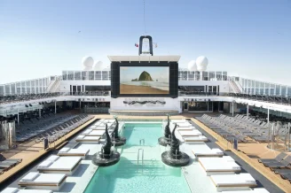 Бассейн на открытой палубе на теплоходе MSC Bellissima