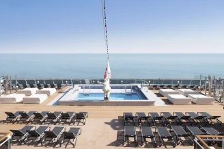 Панорамный бассейн на теплоходе MSC Bellissima