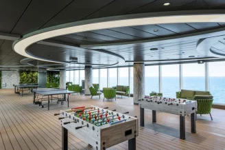 Лаундж у крытого бассейна Jungle на теплоходе MSC Seashore