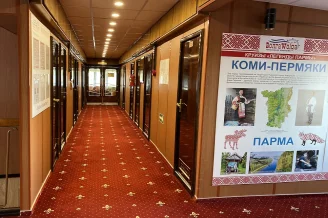 Коридор средней палубы на теплоходе Борис Полевой