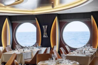 Основной ресторан на теплоходе MSC World America