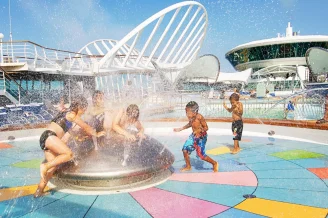 Детская зона у основного бассейна на теплоходе Grandeur of the Seas